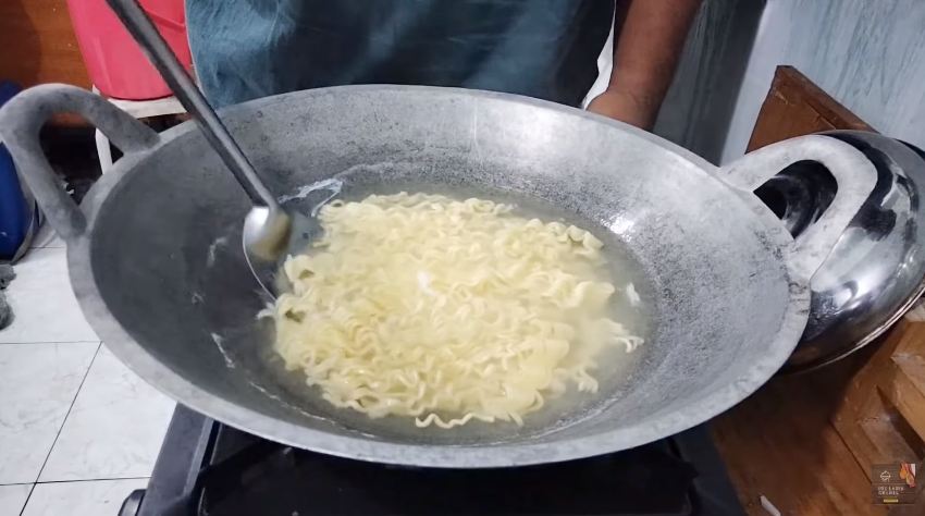 Trik merebus telur untuk mi instan agar tidak berbusa dan bentuknya bulat cantik