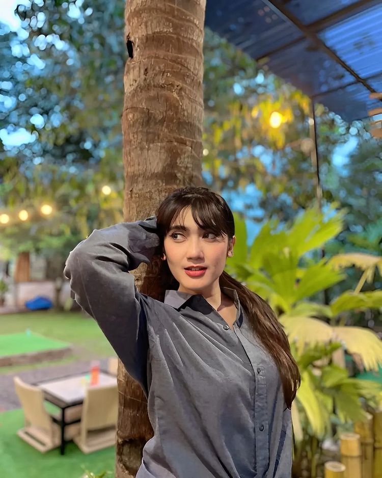 Revi Mariska Angling Dharma model video klip © berbagai sumber