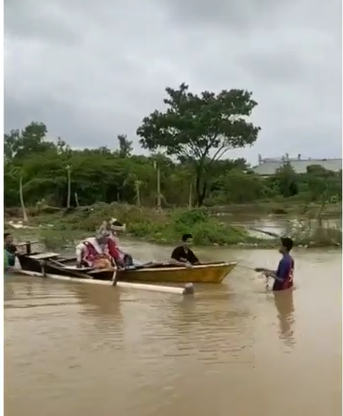 Perjuangan sepasang pengantin menuju tempat akad, terpaksa harus naik perahu karena banjir  