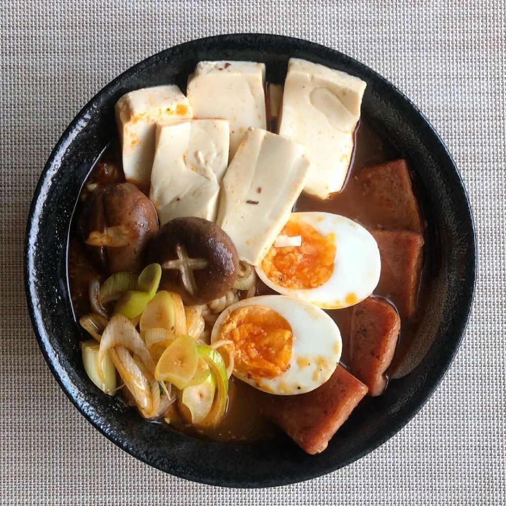 11 Resep olahan mi instan kuah kekinian, enak, unik, dan menggugah selera