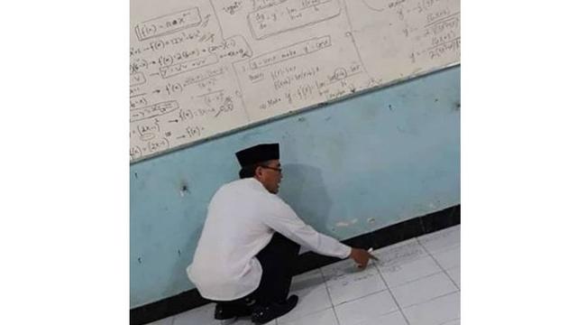 tingkah lucu guru waktu ngajar © 2023 brilio.net tingkah lucu guru waktu ngajar © 2023 brilio.net