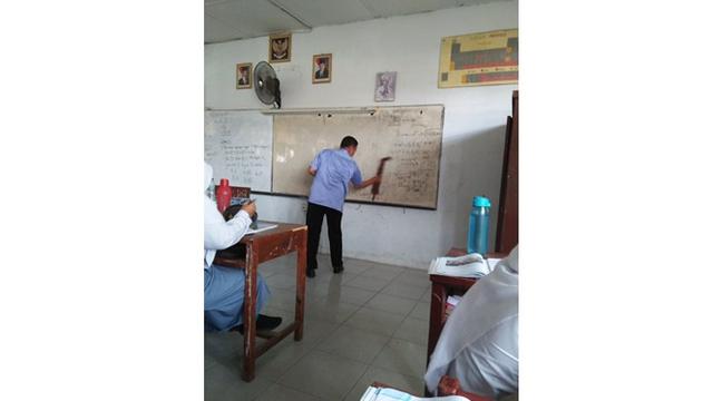 tingkah lucu guru waktu ngajar © 2023 brilio.net tingkah lucu guru waktu ngajar © 2023 brilio.net