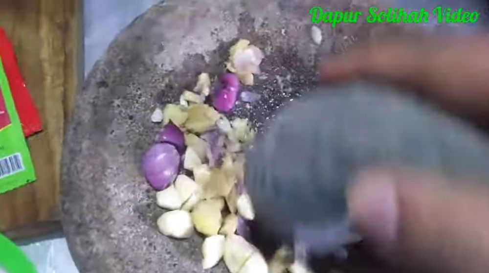 7 Cara simpel membuat kuah kaldu untuk mi ayam, lezat tanpa rebusan tulang