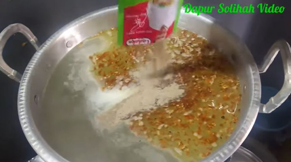 7 Cara simpel membuat kuah kaldu untuk mi ayam, lezat tanpa rebusan tulang