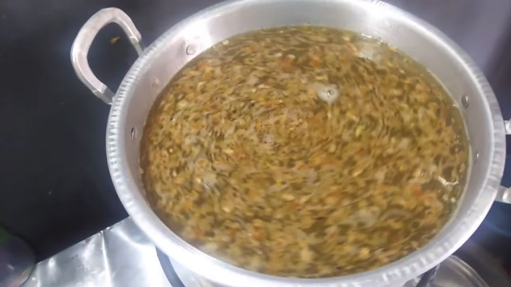 7 Cara simpel membuat kuah kaldu untuk mi ayam, lezat tanpa rebusan tulang