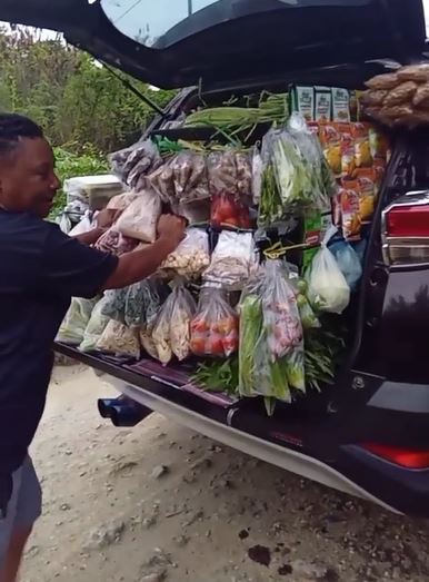 Emak-emak ini pakai mobil mewah untuk berjualan sayur TikTok Emak-emak ini pakai mobil mewah untuk berjualan sayur TikTok