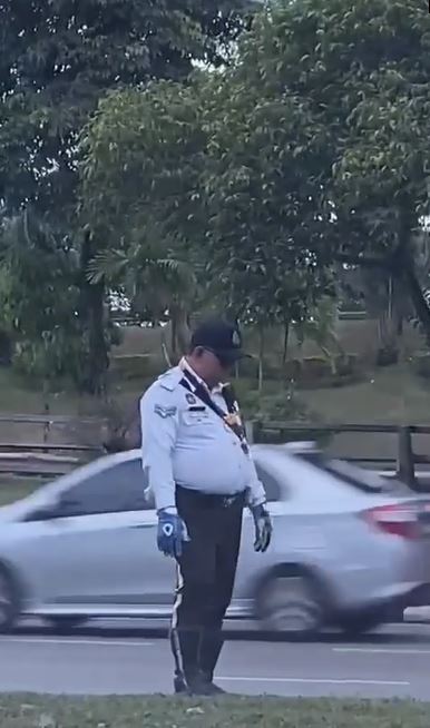 Viral polisi lalu lintas ini tidur sambil berdiri Berbagai sumber