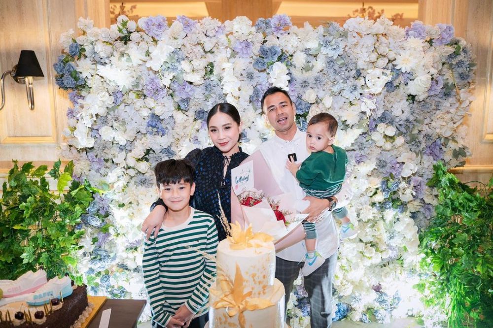 Hari lahir barengan, intip 10 potret detail kue ultah Raffi Ahmad dan Nagita Slavina yang elegan abis