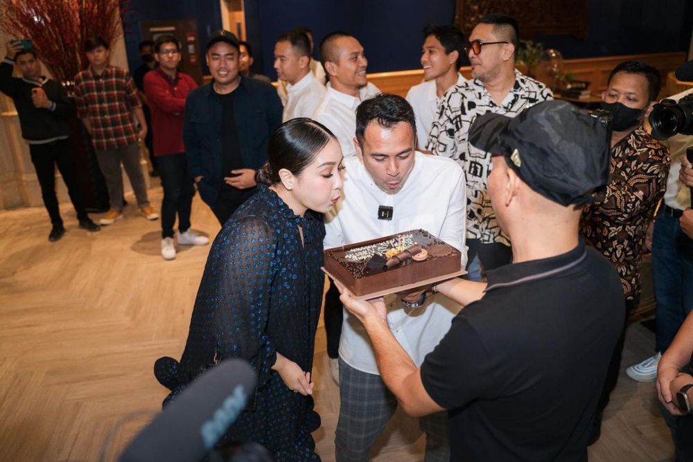 Hari lahir barengan, intip 10 potret detail kue ultah Raffi Ahmad dan Nagita Slavina yang elegan abis