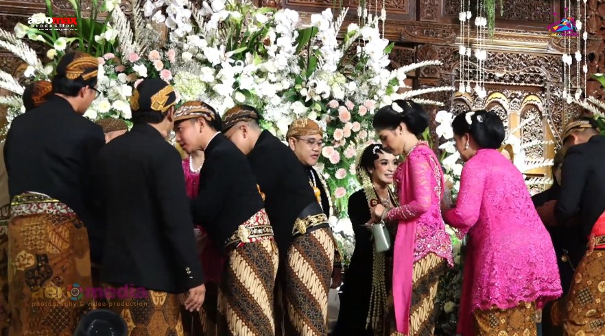 Erina kondangan bareng kakak ipar © berbagai sumber