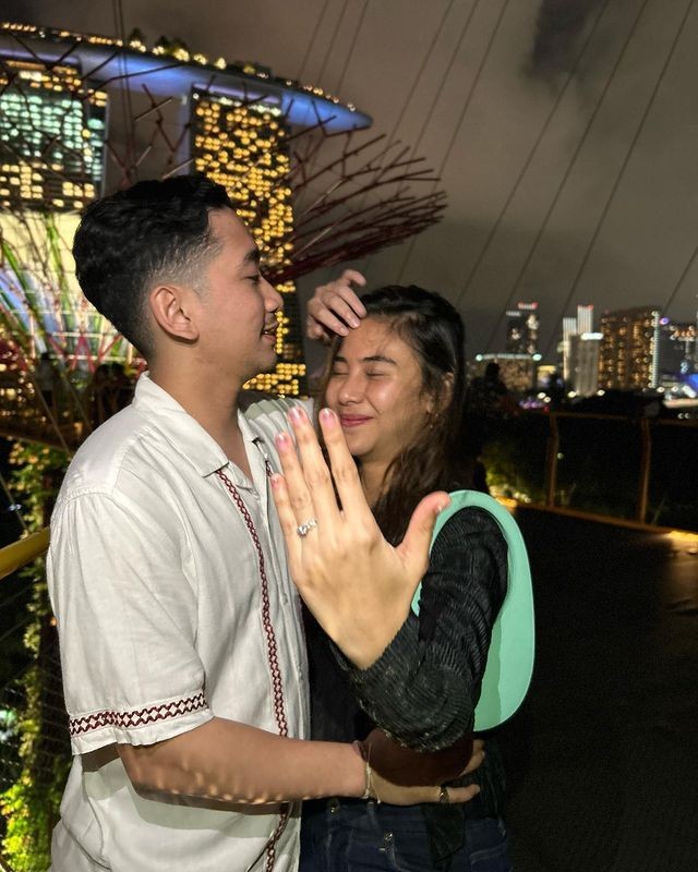 Pamer cincin bareng pacar, intip 11 momen Adinda Thomas dilamar Raka Akmal di Singapura