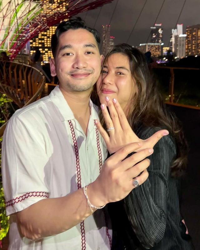 Pamer cincin bareng pacar, intip 11 momen Adinda Thomas dilamar Raka Akmal di Singapura