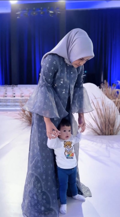 Aurel Ameena jadi model catwalk © Instagram