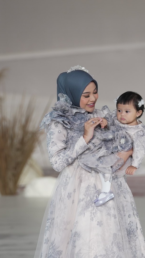 Aurel Ameena jadi model catwalk © Instagram