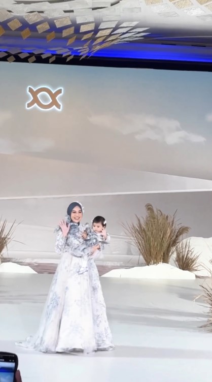 Aurel Ameena jadi model catwalk © Instagram