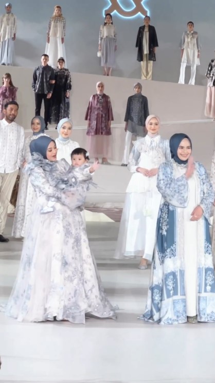 Aurel Ameena jadi model catwalk © Instagram