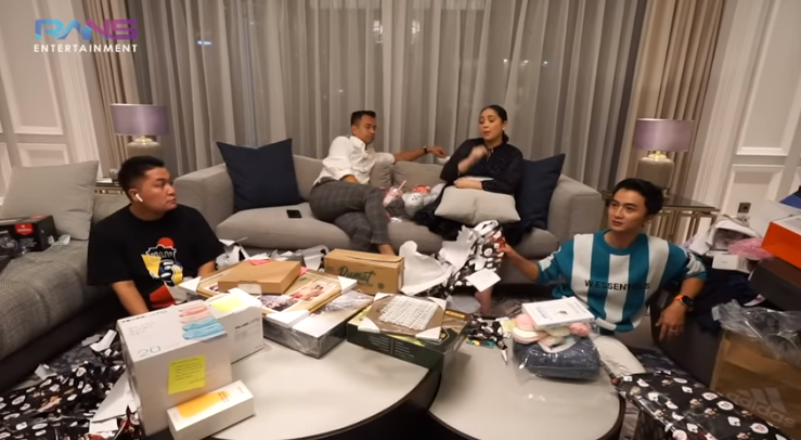 Raffi Ahmad dan Nagita Slavina buka kado ultah © 2023 brilio.net