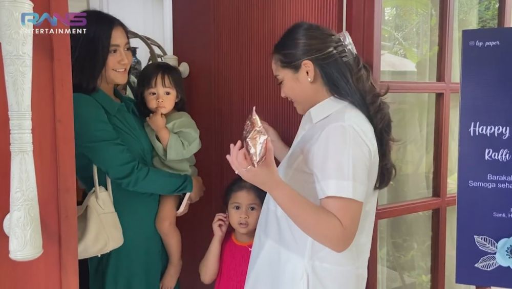 Raffi Ahmad dan Nagita Slavina buka kado ultah © 2023 brilio.net