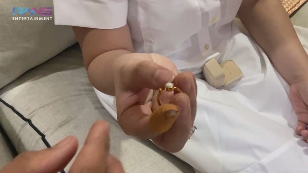 Raffi Ahmad dan Nagita Slavina buka kado ultah © 2023 brilio.net