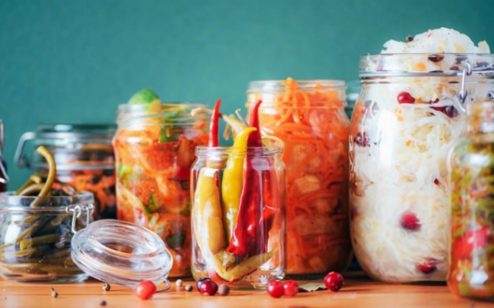 10 Manfaat kesehatan yang bisa kamu dapat dengan mengonsumsi makanan fermentasi, wajib dicoba nih