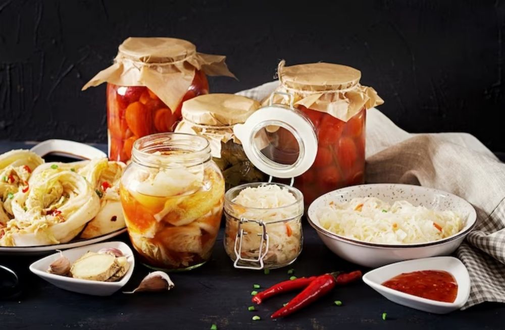 10 Manfaat kesehatan yang bisa kamu dapat dengan mengonsumsi makanan fermentasi, wajib dicoba nih