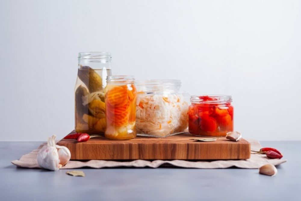 10 Manfaat kesehatan yang bisa kamu dapat dengan mengonsumsi makanan fermentasi, wajib dicoba nih