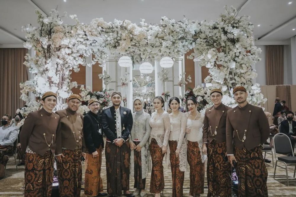 gaya seleb blasteran saat kondangan © berbagai sumber