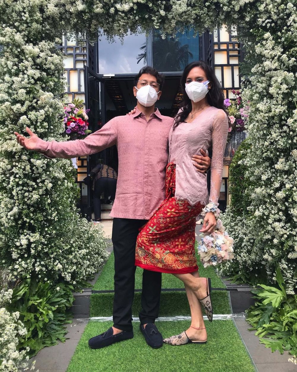 gaya seleb blasteran saat kondangan © berbagai sumber