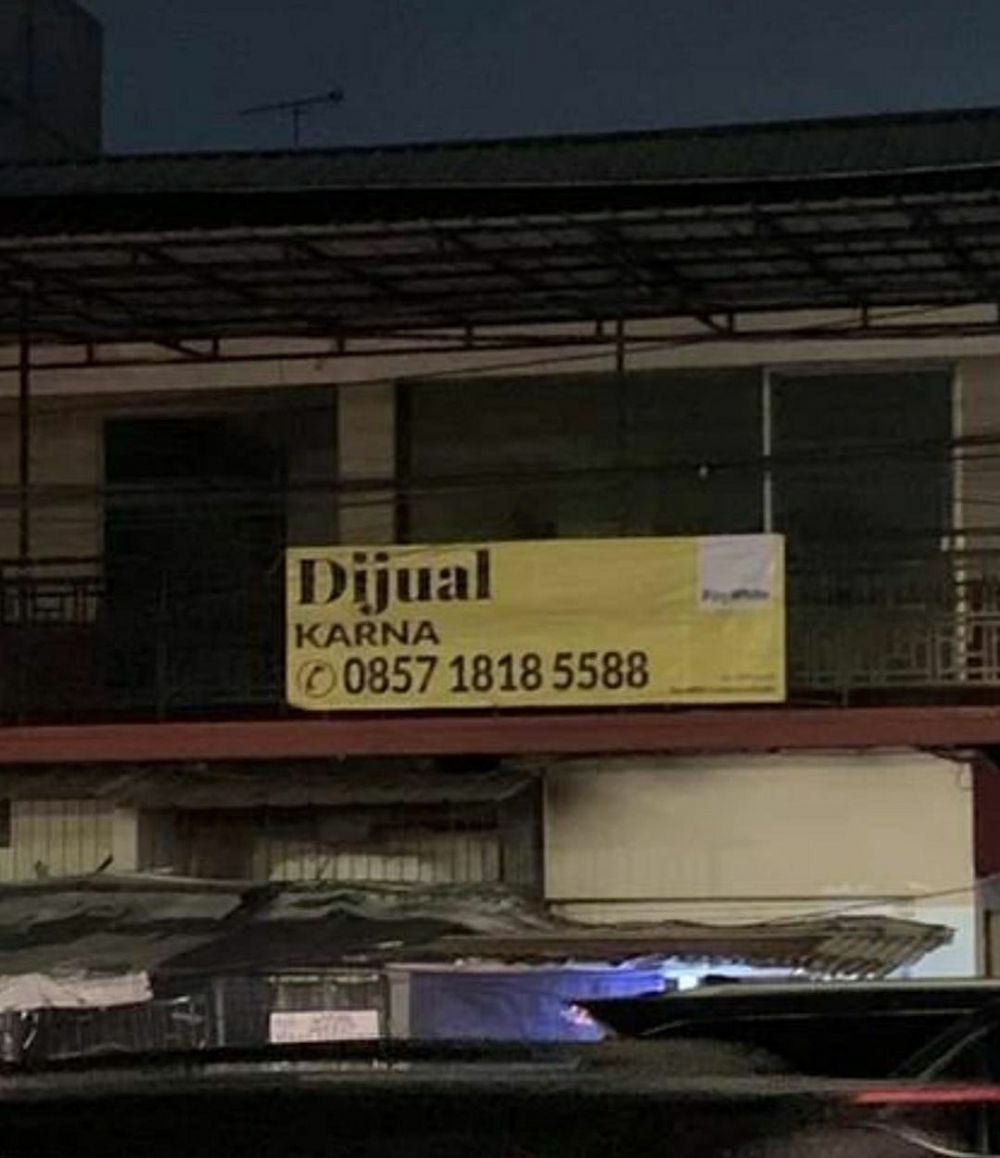 tulisan nanggung di spanduk © Berbagai sumber