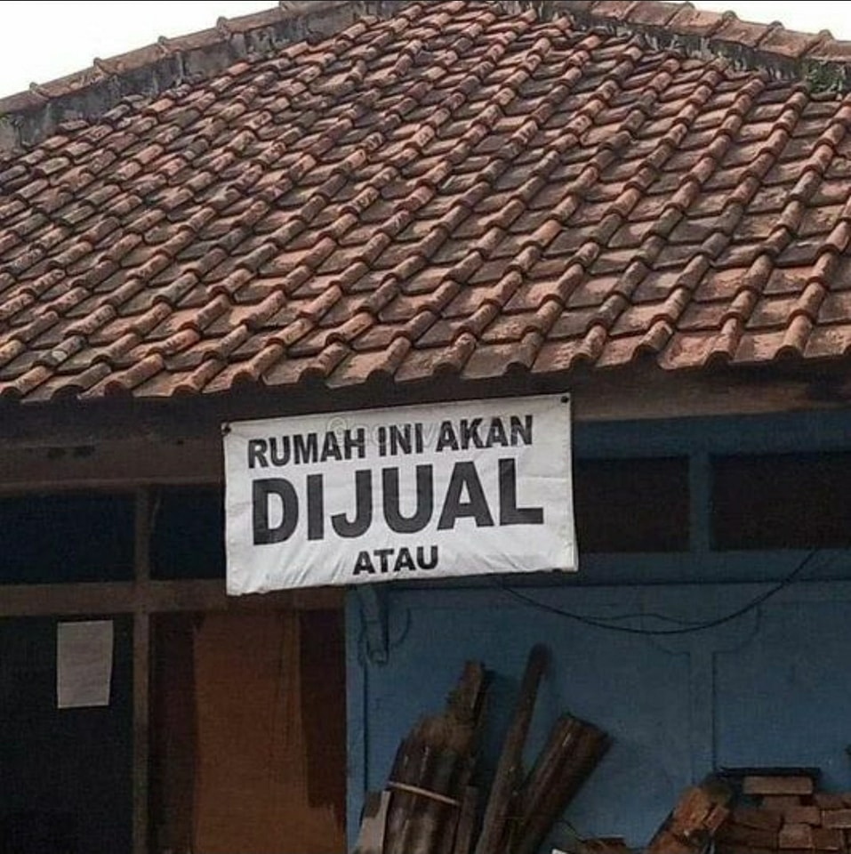 tulisan nanggung di spanduk © Berbagai sumber