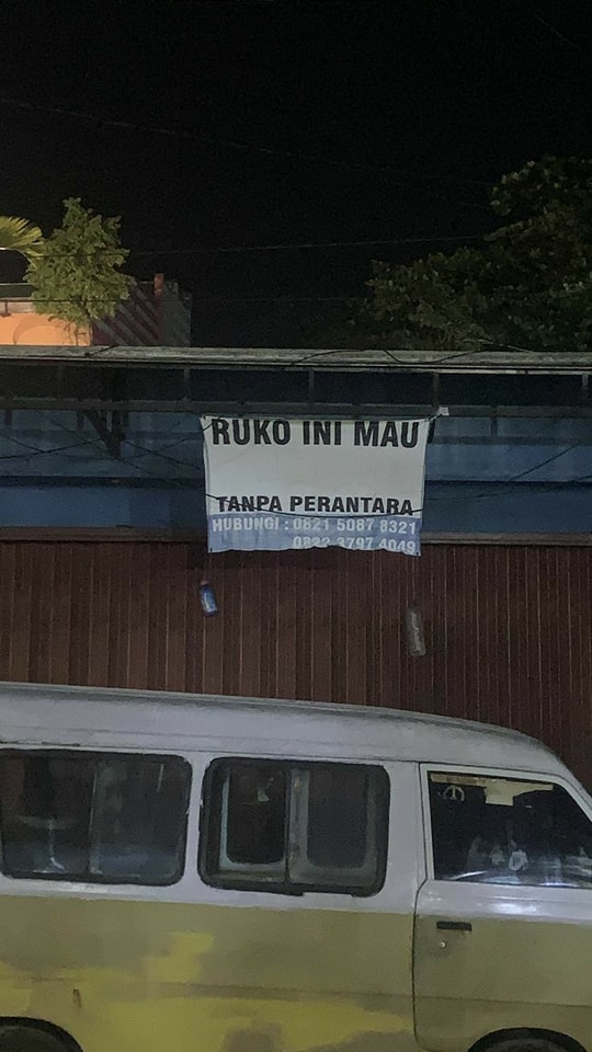 tulisan nanggung di spanduk © Berbagai sumber