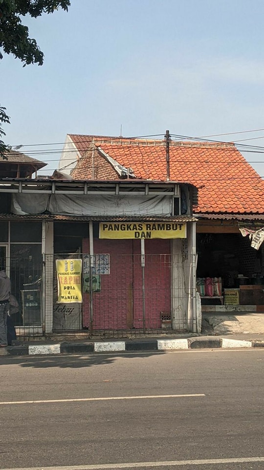 tulisan nanggung di spanduk © Berbagai sumber