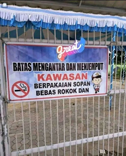 tulisan nanggung di spanduk © Berbagai sumber