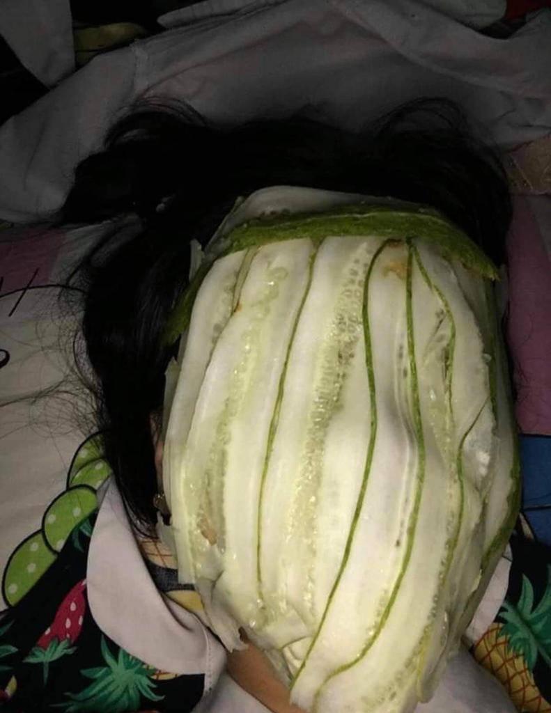 Nggak cuma maskeran, 11 aksi nyeleneh orang jaga kulit wajah ini idenya di luar nalar