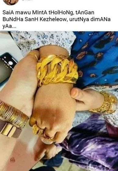 ibu-ibu pamer perhiasan © 2023 brilio.net