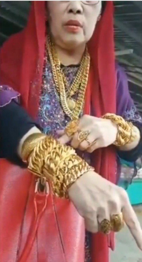 ibu-ibu pamer perhiasan © 2023 brilio.net