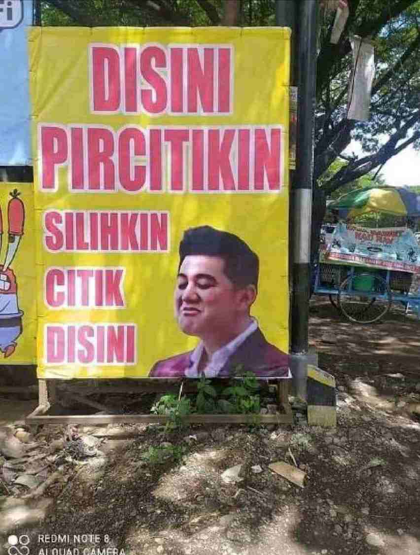 spanduk jualan lucu huruf i © 2023 brilio.net