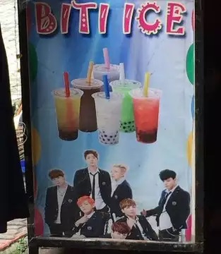 spanduk jualan lucu huruf i © 2023 brilio.net