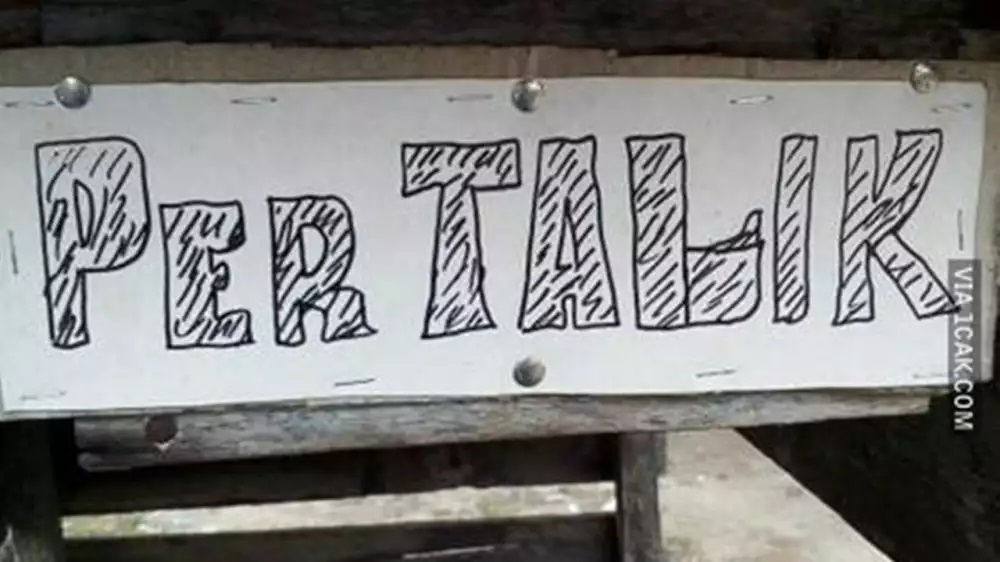 spanduk jualan lucu huruf i © 2023 brilio.net