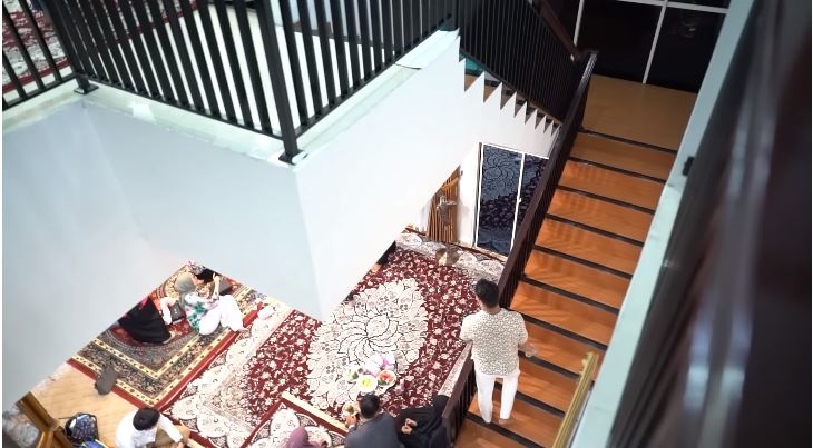 Haji Faisal orang tua Fuji makin ngehits kini punya hunian baru megah dua lantai, intip 9 potretnya