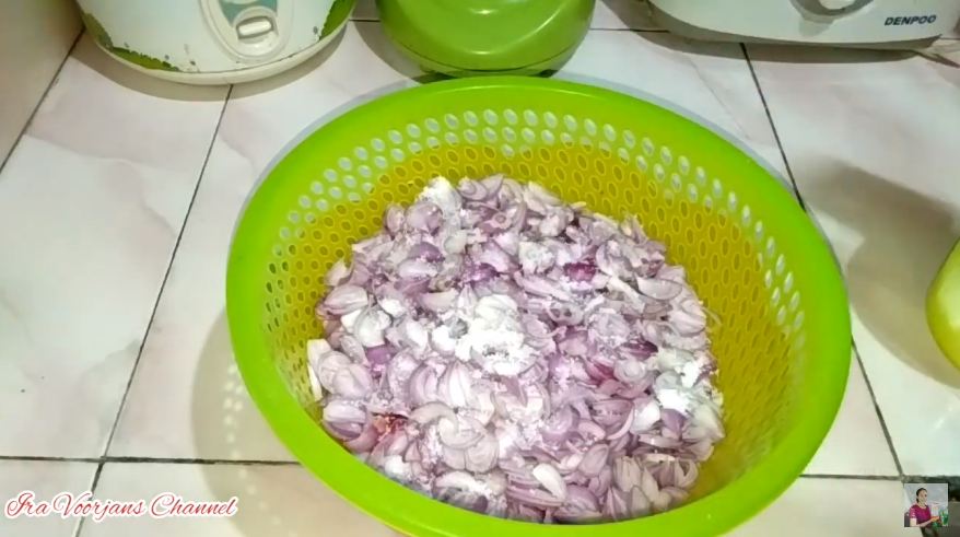 Tanpa dimasukkan ke freezer, ini cara menyimpan bawang goreng agar tetap renyah & awet berbulan-bulan