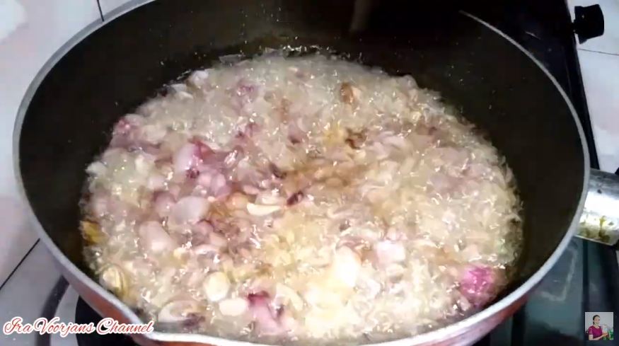 Tanpa dimasukkan ke freezer, ini cara menyimpan bawang goreng agar tetap renyah & awet berbulan-bulan