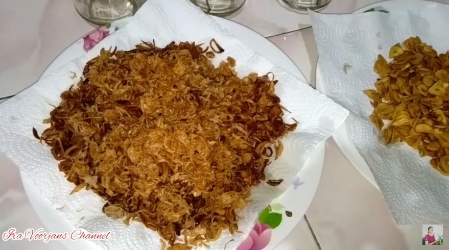 Tanpa dimasukkan ke freezer, ini cara menyimpan bawang goreng agar tetap renyah & awet berbulan-bulan