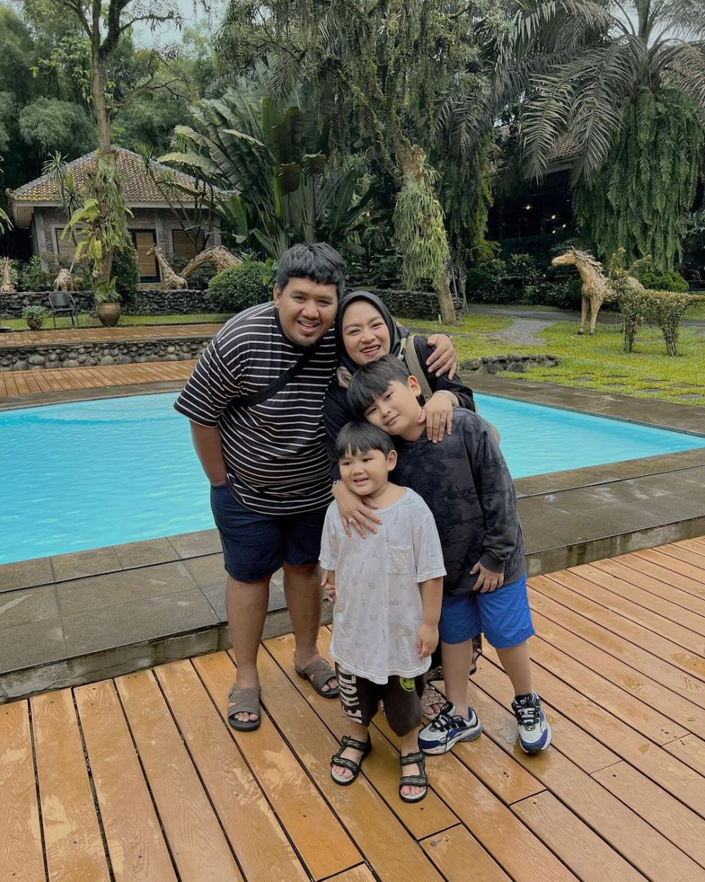 potret kompak yunita eks istri daus mini dengan keluarga barunya © berbagai sumber