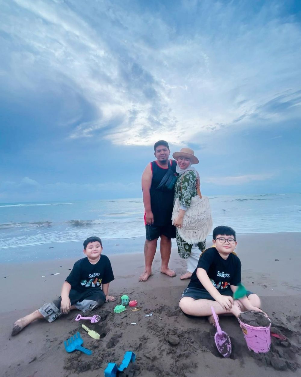 potret kompak yunita eks istri daus mini dengan keluarga barunya © berbagai sumber