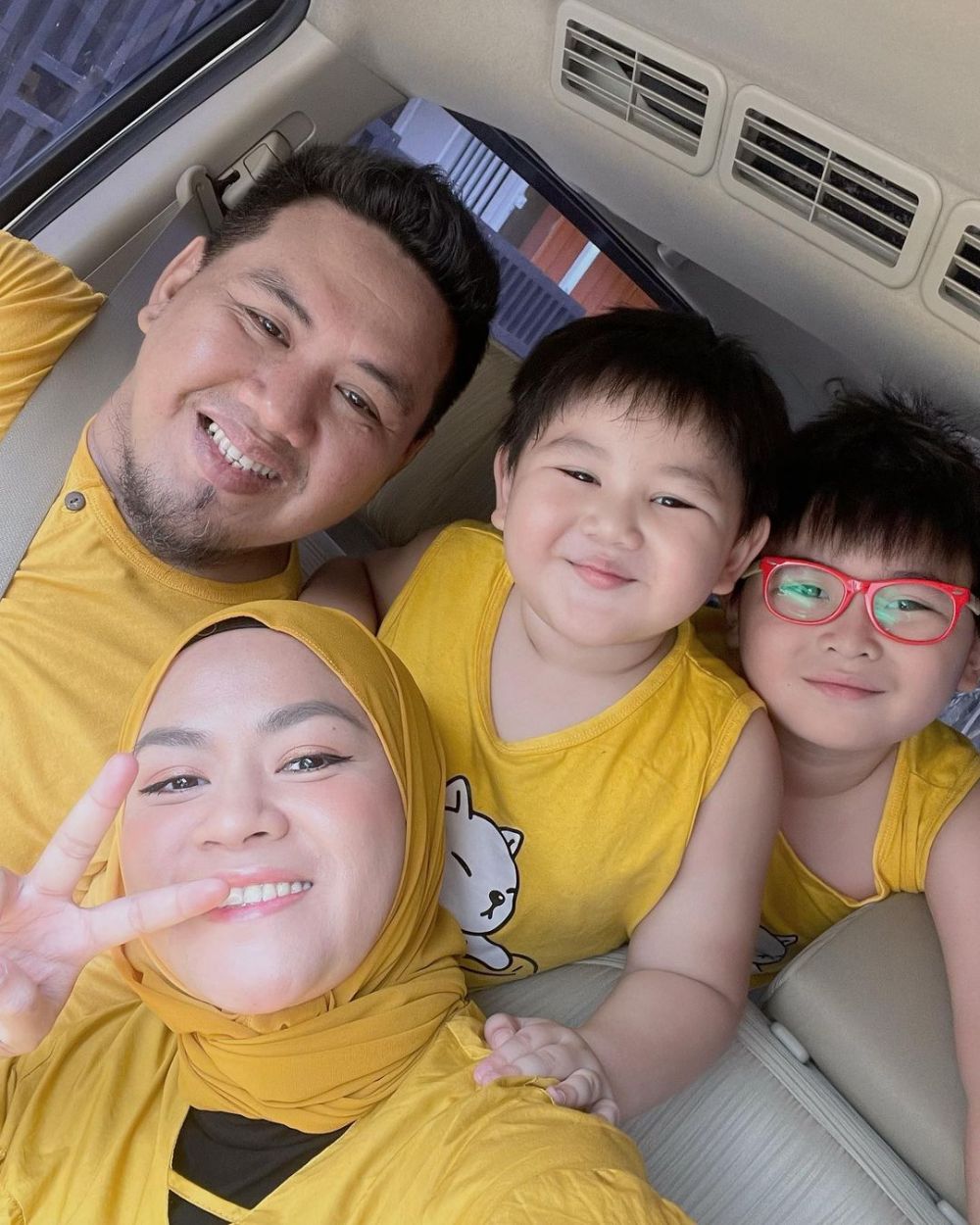 potret kompak yunita eks istri daus mini dengan keluarga barunya © berbagai sumber
