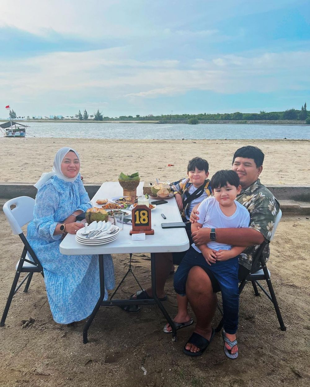 potret kompak yunita eks istri daus mini dengan keluarga barunya © berbagai sumber