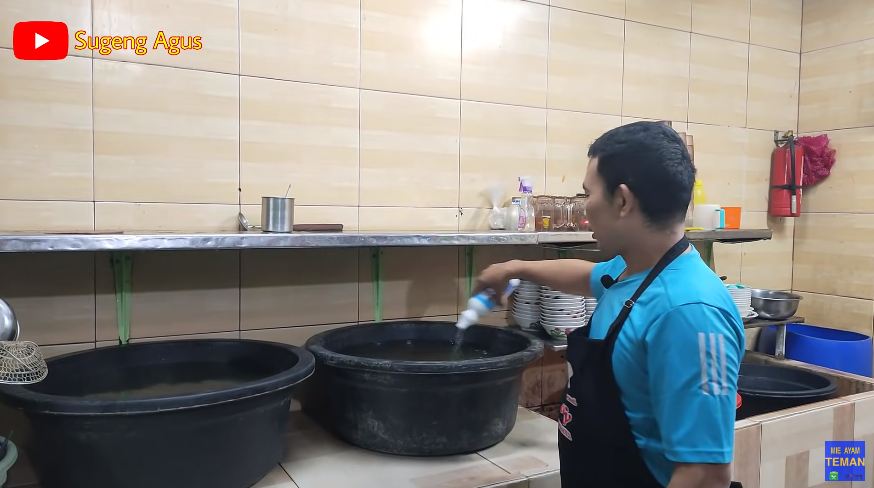Tanpa perlu digosok, ini cara mengubah mangkuk dekil jadi bersih dan kinclong lagi cuma pakai 1 bahan