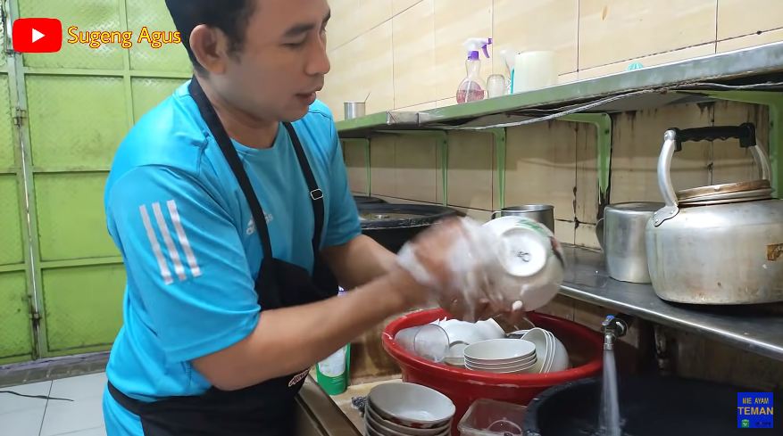 Tanpa perlu digosok, ini cara mengubah mangkuk dekil jadi bersih dan kinclong lagi cuma pakai 1 bahan