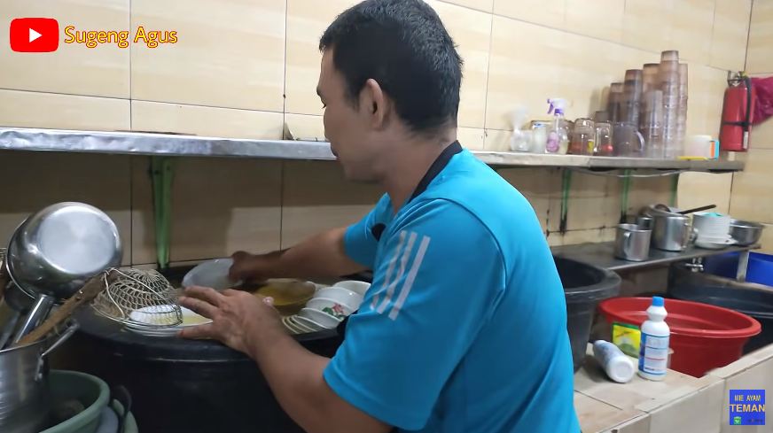 Tanpa perlu digosok, ini cara mengubah mangkuk dekil jadi bersih dan kinclong lagi cuma pakai 1 bahan
